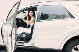 Jennifer Phạm khoe đường cong hút mắt