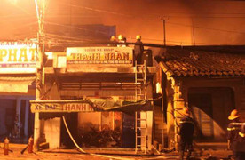 Lửa bốc lên ngùn ngụt, nhiều tiếng kêu cứu giữa đêm khuya