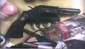 Clip: Du khách mang súng qua sân bay Nội Bài