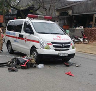 Phóng như bay, xe máy nát bét sau khi tông liên hoàn xe khách, xe cứu thương