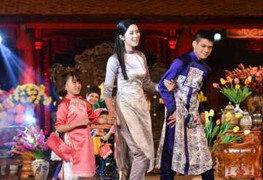 Xúc động hình ảnh Ngọc Hân trình diễn áo dài cùng người khuyết tật