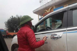 Nghệ An: Tài xế bất bình vì chịu thêm 'phí' đỗ xe trên đường