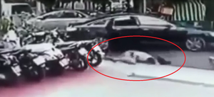 Video: Người đàn ông bị giật túi, ngã đập mặt xuống đường