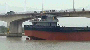 Tàu thủy 3000 tấn đâm biến dạng cầu ở Hải Dương