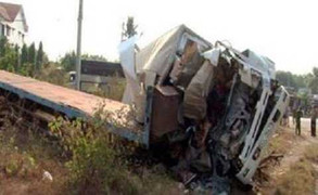 Xe tải tông thẳng xe đầu kéo, 3 người chết tại chỗ