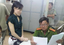 Bị trinh sát truy đuổi, gái mại dâm tháo chạy tán loạn