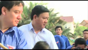 Video: Bí thư Thăng đi vớt lục bình, làm sạch kênh ô nhiễm