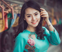 Cô gái 9X xinh đẹp rạng ngời trong tà áo dài xanh