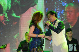 Chế Linh ôm chặt nữ ca sĩ nóng bỏng nhất hải ngoại