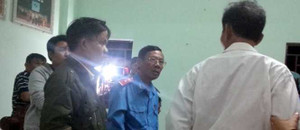 Nói 'dân là dân gian', thanh tra giao thông bị dân quây đòi xử