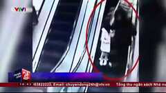 Kinh hoàng khoảnh khắc xe đẩy hàng rơi xuống thang cuốn, lao vào người