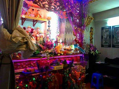 Hầu đồng ở hành lang chung cư: Lợi dụng tâm linh để lừa đảo?