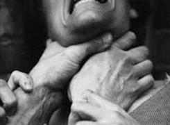 Chồng bóp cổ, ép vợ uống thuốc sâu đến chết