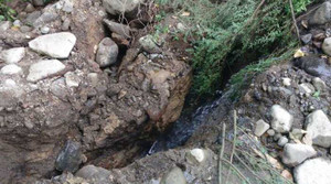 Video: Khe nứt tử thần nuốt chửng dòng sông sau một đêm