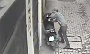 Clip: Trộm bẻ khóa xe SH trong 3 giây