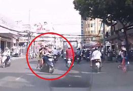 Clip: Chở hai con nhỏ tạt đầu ôtô, chỉ tay vào mặt tài xế