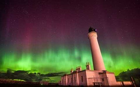 Xuất hiện cực quang chói lọi trên bầu trời nước Anh