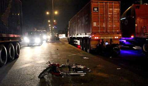 Tăng ga tháo chạy, tên trộm xe máy tông thẳng xe container