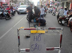 Hoảng hồn 'hố tử thần’ xuất hiện giữa phố Sài Gòn