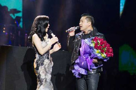 Tuấn Hưng phi xe phân khối lớn lên tận sân khấu tặng hoa Lệ Quyên