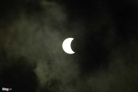 Mây mù bao phủ, dân thủ đô lỡ dịp xem Nhật thực