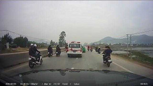 Ngán ngẩm clip nhóm thanh niên đi đám cưới cản đường xe cứu thương