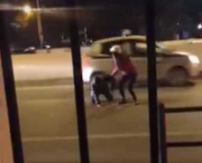 Nam thanh niên lao ra đường 'đối đấu' xe máy giữa thủ đô