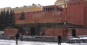 Ra hầu tòa vì phóng flycam trên nóc lăng Lenin