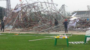 Sập sân khấu nổi, cả quảng trường Vĩnh Phúc náo loạn