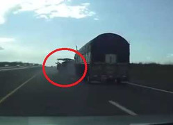 Clip: Xin vượt bất thành, ôtô con gây tai nạn liên hoàn