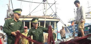 Tấn công tàu cá Việt Nam: Tàu Trung Quốc 'tung' chiêu trò mới