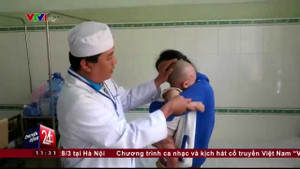 Kinh hoàng em bé 14 tháng tuổi bị tuốc nơ vít đâm xuyên sọ