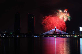 Sẽ trình diễn pháo hoa quốc tế trên xà lan giữa sông Hàn