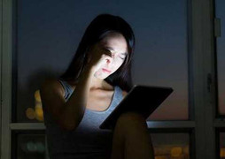 Cô gái thấy hai mắt như sắp rơi ra khỏi hộp sọ