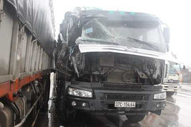 Tai nạn liên hoàn, xe biển xanh húc vào đuôi xe tải