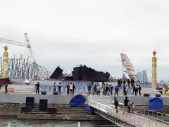 Video: Sập sân khấu, náo loạn quảng trường Vĩnh Phúc