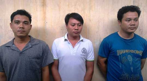 Kéo cả nhà đi đánh người vì không vượt được đèn đỏ