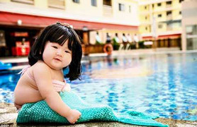 Tiểu 'mỹ nhân ngư' siêu dễ thương ở Sài Gòn lên báo nước ngoài