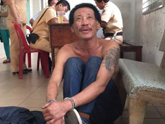 Tài xế xe 'điên' đại náo TP.HCM: 'Bị phụ tình, buồn quá đập đá'