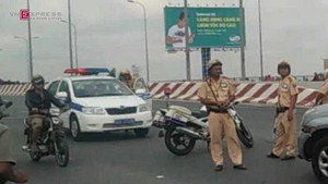 Video: Cảnh sát truy đuổi, nổ súng bắt 'ôtô điên' náo loạn Sài Gòn