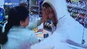 Vác súng đi cướp, bị nữ chủ hàng tát tới tấp, đuổi đánh trối chết