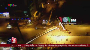 Clip: Kinh hãi dầm thép khổng lồ đổ sập giữa đêm ở Hà Nội