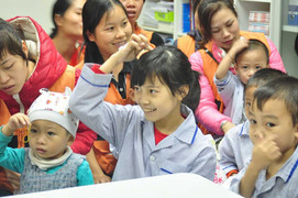 Hơn 7.000 học sinh nghèo được trao học bổng