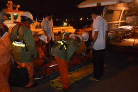 Vượt sóng trong đêm cứu ngư dân bị chân vịt chém đứt tai