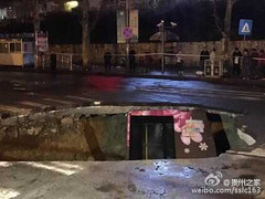 Clip: Kinh hãi hố tử thần nuốt chửng xe buýt đang đi ở Trung Quốc