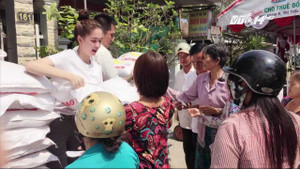 Clip: Ngọc Trinh phát 14 tấn gạo để giải hạn sao Kế Đô