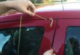 Mẹo mở cửa xe bằng dây giày chưa đến 30 giây