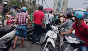 Hàng chục CSGT truy đuổi xe 'điên' đại náo phố Sài Gòn