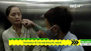 Làm gì khi bị tấn công trong thang máy?