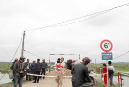 Sà lan đâm gãy đôi cầu rồi chỉm nghỉm